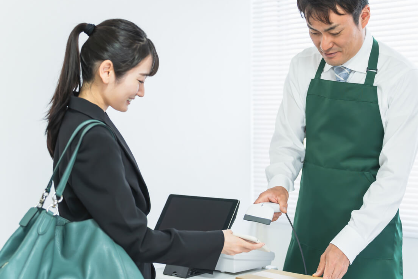 コンビニで決済している画像