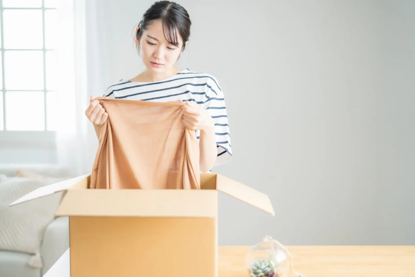 洋服を選んでいる人の写真